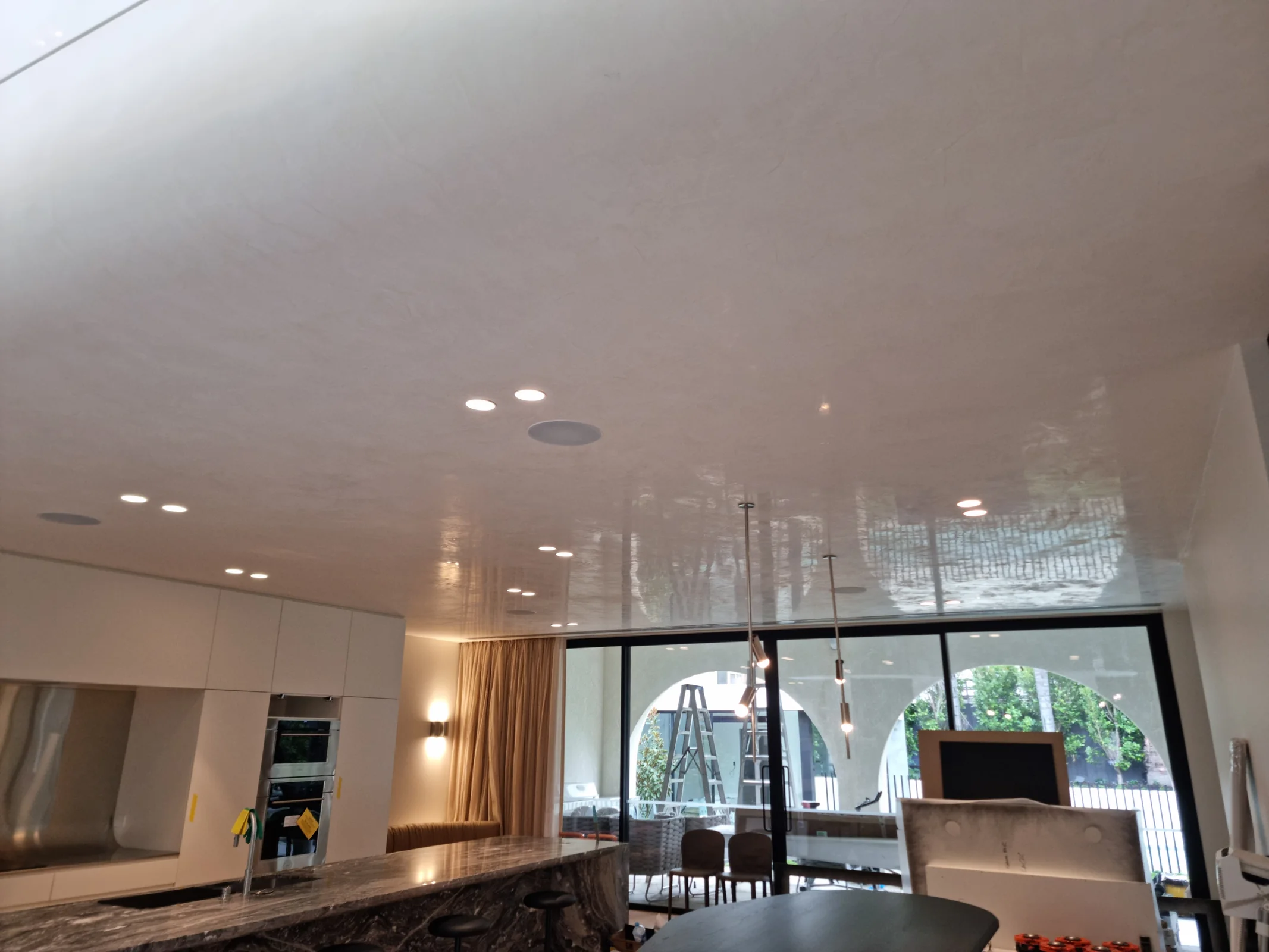 Polished Venetian plaster ceiling by Vila Finishes